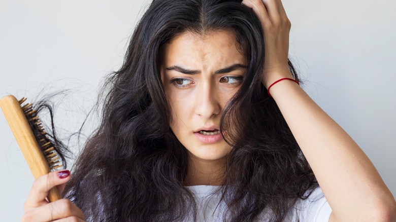 Telogen Effluvium Kerontokan Rambut Sementara yang Sering Mengkhawatirkan