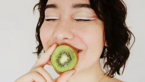 Efek Rutin Makan Buah Kiwi untuk kesehatan dan kecerahan kulit
